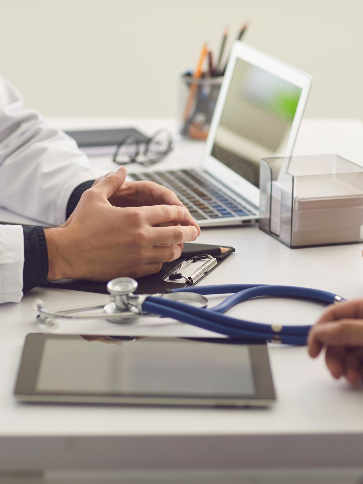 Profissional de saúde em consulta com paciente adulto